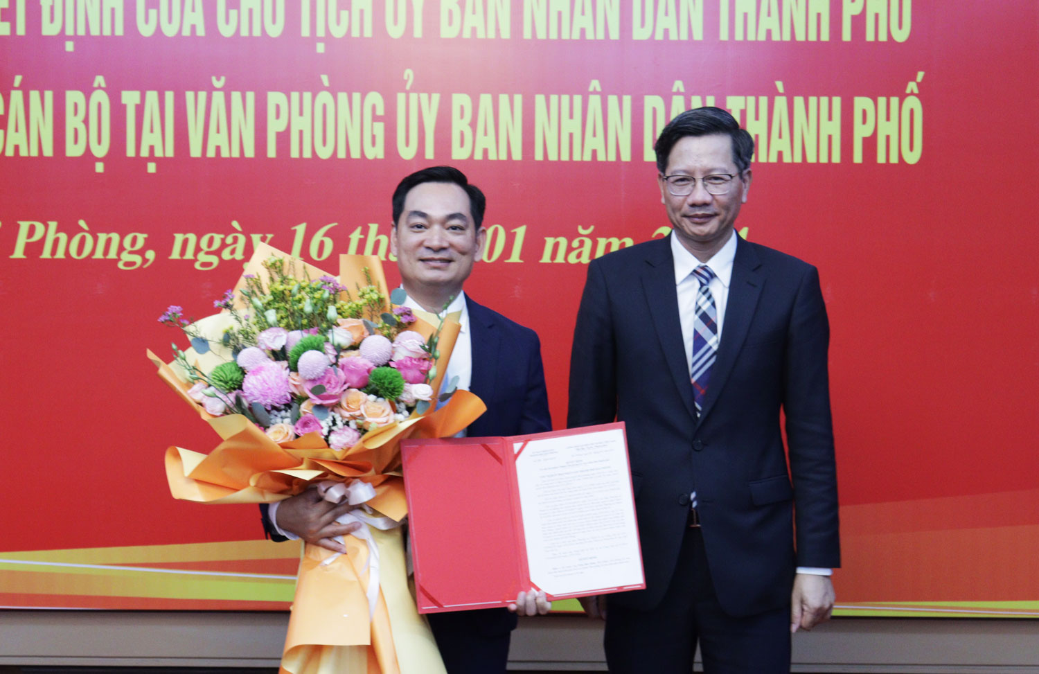 Ông Lê Anh Quân, Phó chủ tịch Thường trực UBND TP. Hải Phòng trao Quyết định cho ông Trần Huy Kiên, tân Chánh Văn phòng UBND Thành phố.