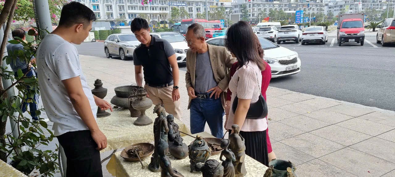 Du khách trải nghiệm Phiên chợ ký ức tại Bảo tàng Quảng Ninh. Ảnh: Trung tâm XTDL Quảng Ninh