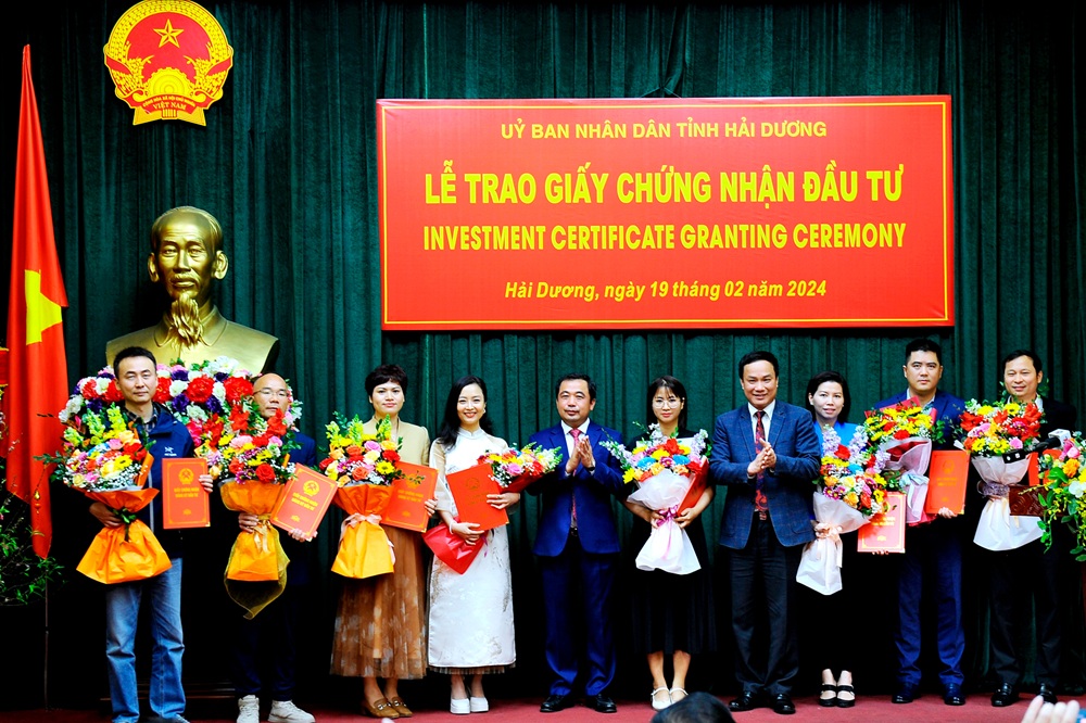 Ông Trần Đức Thắng, Bí thư Tỉnh uỷ Hải Dương và ông Triệu Thế Hùng, Chủ tịch UBND tỉnh trao chứng nhận đăng ký đầu tư cho 8 doanh nghiệp