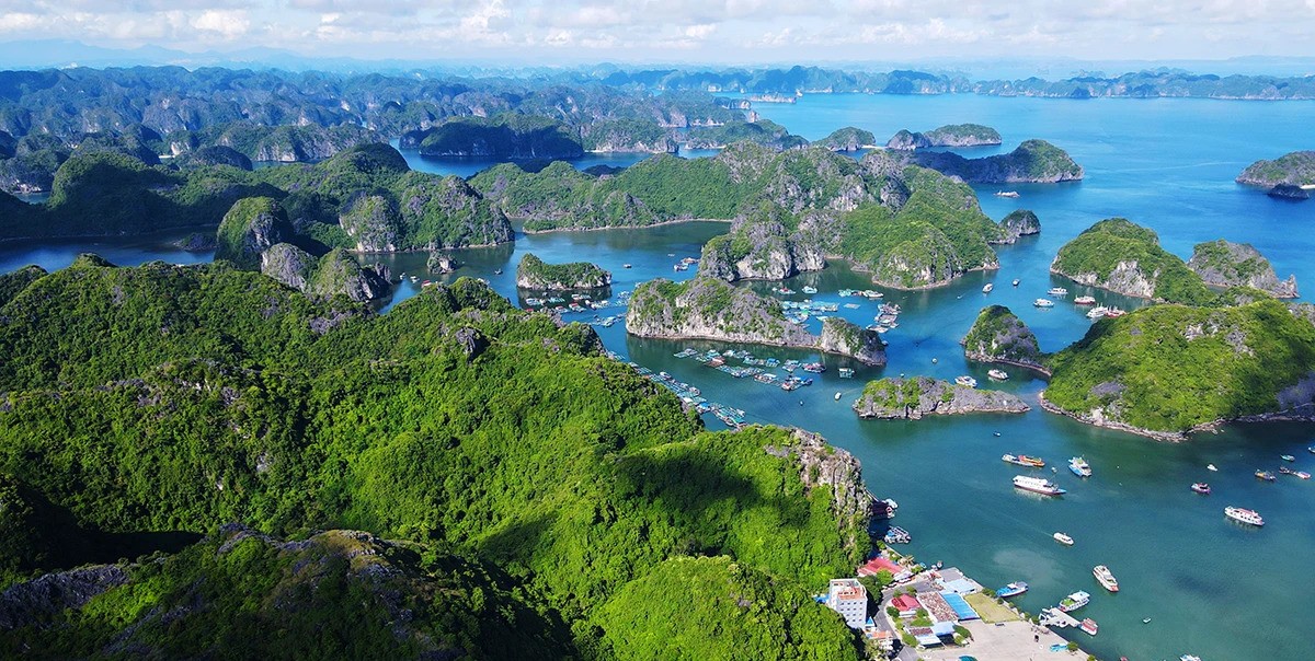 Một góc vịnh Lan Hạ thuộc quần đảo Cát Bà, H.Cát Hải (TP.Hải Phòng) nhìn từ trên cao. Ảnh: Giang Linh
