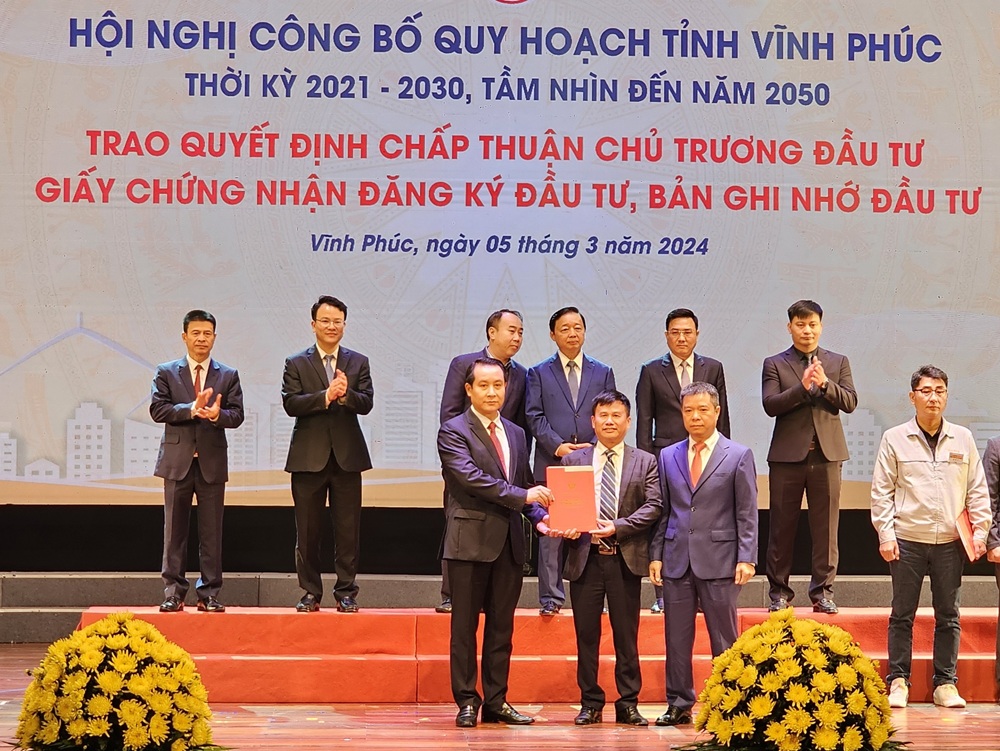 Ông Phạm Hồng Điệp, Chủ tịch HĐQT Công ty CP Shinec (giữa) nhận giấy chứng nhận đầu tư. Ảnh: SHINEC