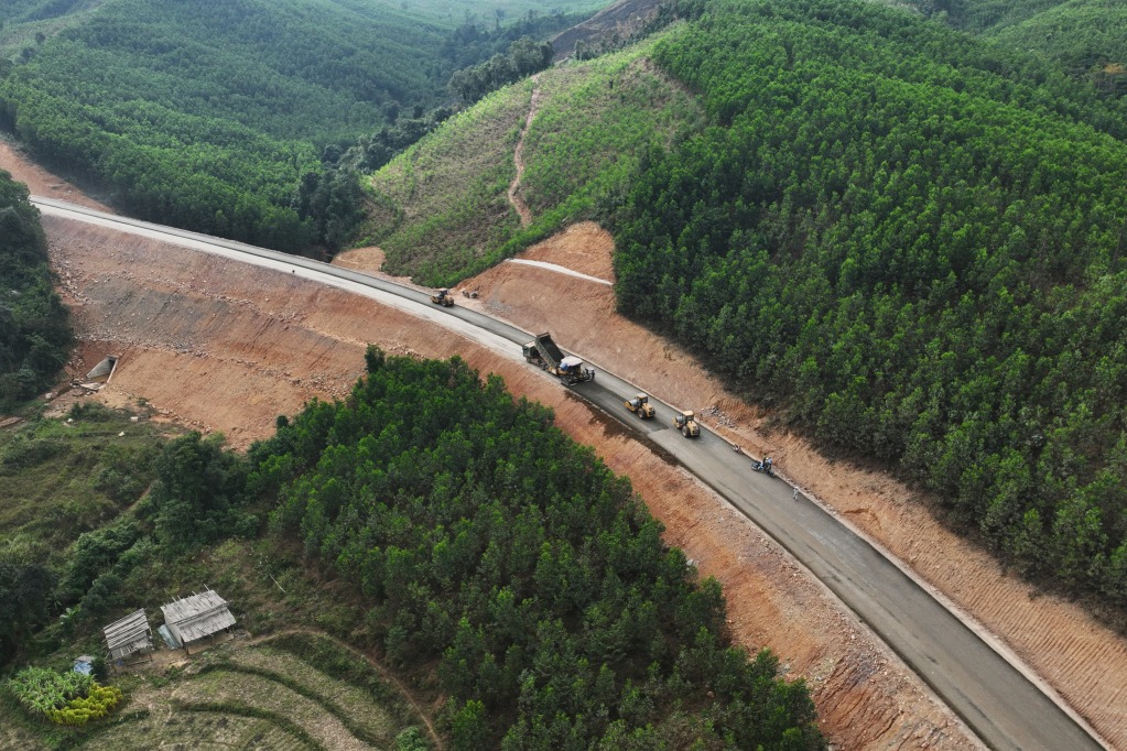 Tuyến đường tỉnh 342 qua huyện Ba Chẽ đang được tích cực thi công ngay từ những ngày đầu năm 2024. Ảnh: Báo Quảng Ninh