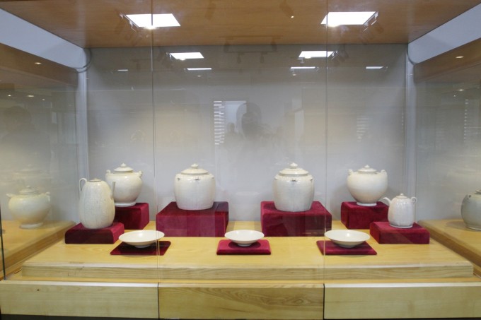 9 hiện vật có từ triều Lý gồm bốn ấm, hai liễn và ba đĩa thuộc bộ sưu tập An Biên được công nhận là bảo vật quốc gia vào tháng 12.2021. Ảnh: Lê Tân