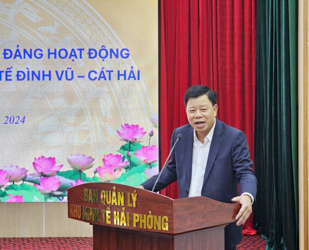 Ông Lê Trung Kiên, Trưởng ban Ban quản lý Khu kinh tế Hải Phòng phát biểu tại hội nghị