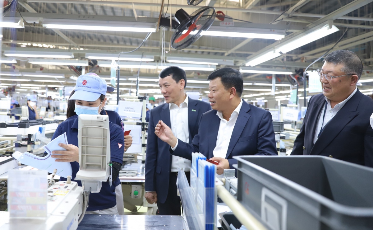 Ông Lê Trung Kiên, Trưởng ban Bản quan lý Khu kinh tế Hải Phòng cùng lãnh đạo Công ty TNHH Toyoda Gosei Hải Phòng tham quan xưởng sản xuất Công ty