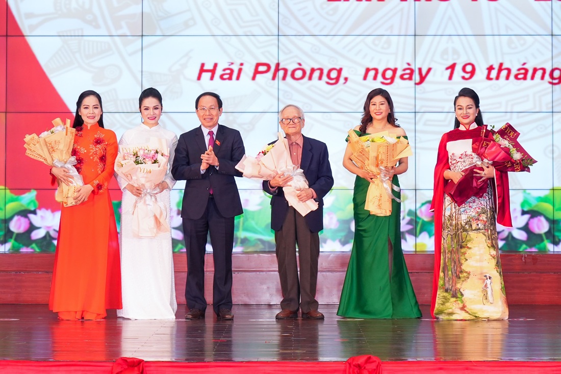 Ông Lê Tiến Châu, Bí thư Thành ủy Hải Phòng tặng hoa chúc mừng các nghệ sĩ được phong tặng NSND, NSƯT