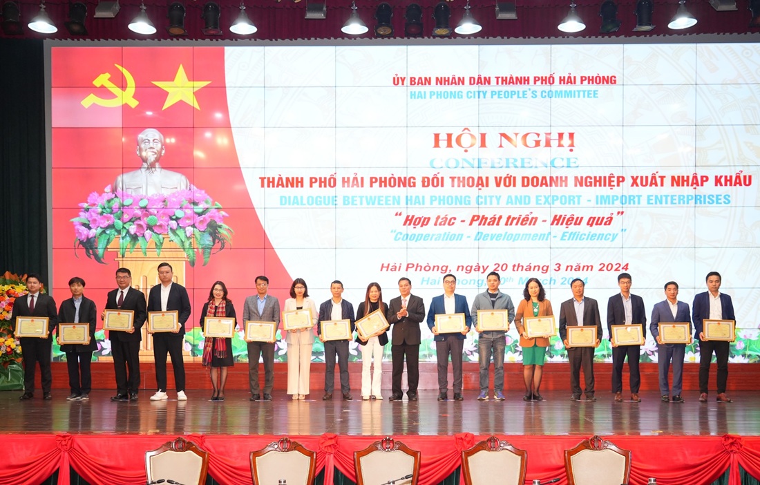 Ông Nguyễn Văn Tùng, Chủ tịch UBND Thành phố Hải Phòng đã trao tặng Bằng khen cho 48 doanh nghiệp có vốn FDI có thành tích xuất sắc trong xuất khẩu, đóng góp phần tăng thu cho ngân sách Nhà nước