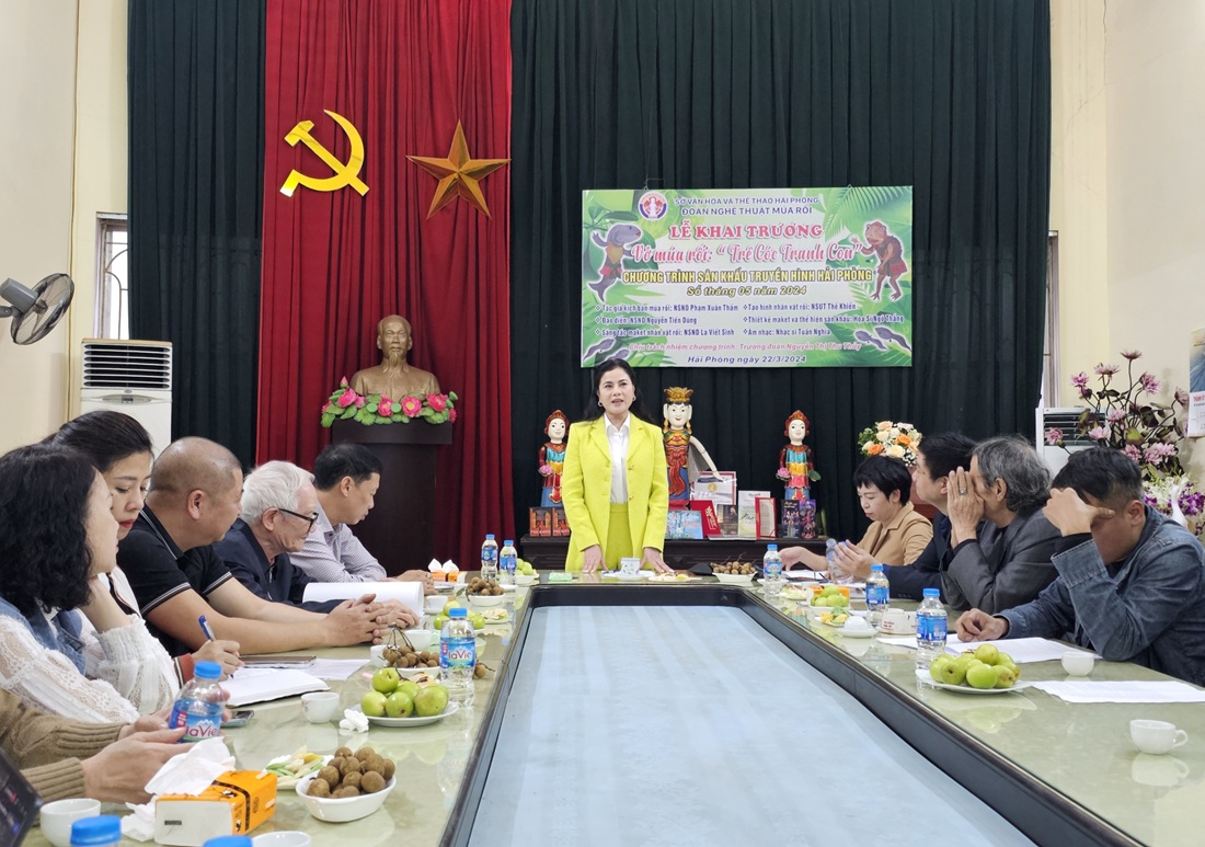 Bà Trần Thị Hoàng Mai, Giám đốc Sở Văn hóa và Thể thao Hải Phòng phát biểu tại Lễ khai trương vở múa rối “Trê Cóc tranh con”