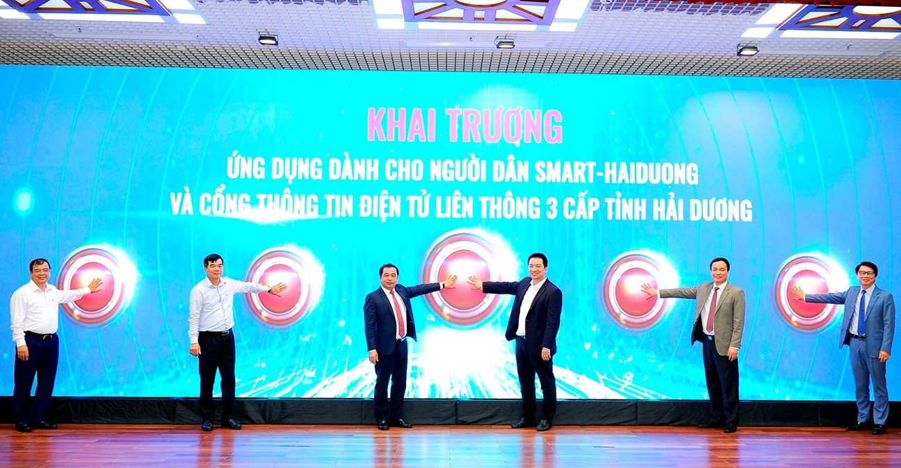 Các đại biểu bấm nút khai trương ứng dụng dành cho người dân Smart-Hai Duong và Cổng thông tin điện tử liên thông 3 cấp tỉnh Hải Dương. Ảnh: Thành Chung
