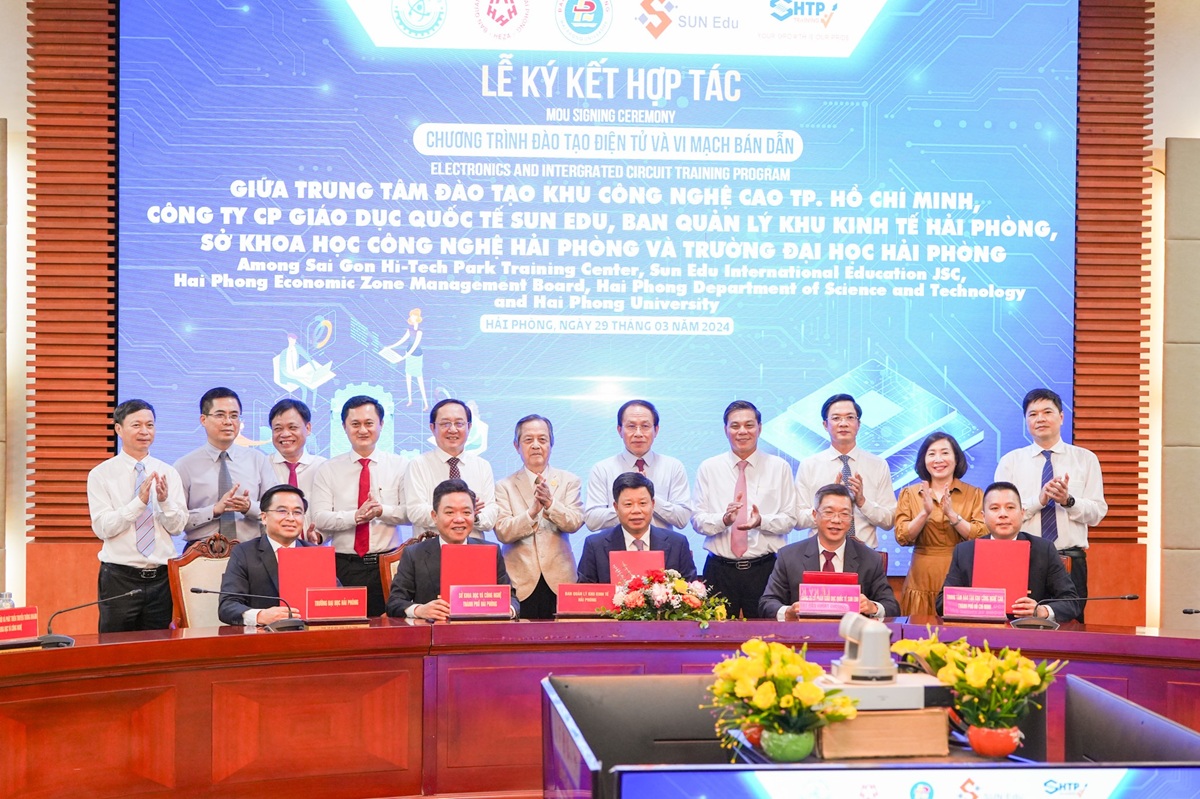 Bộ trưởng Bộ Khoa học và Công nghệ Huỳnh Thành Đạt và Bí thư Thành uỷ Hải Phòng Lê Tiến Châu chứng kiến ký kết hợp tác