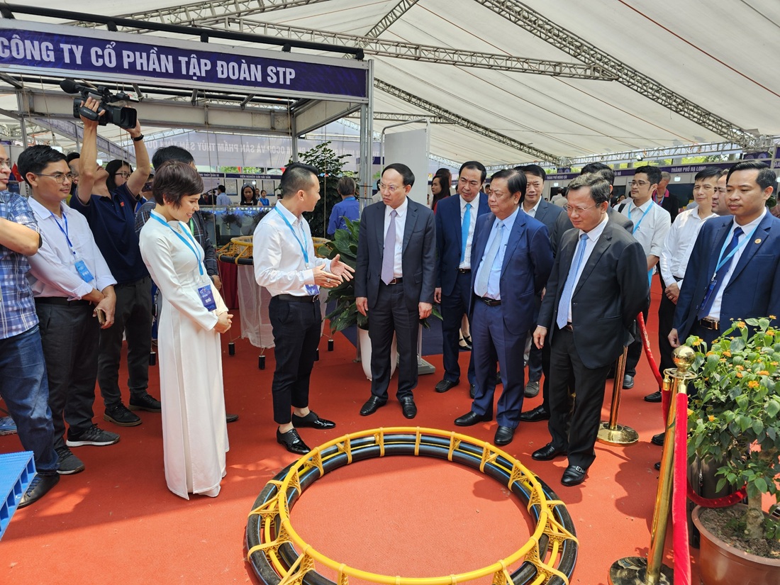 Các đại biểu tham quan Triển lãm giới thiệu thành tựu công nghiệp, thiết bị nuôi biển, sản phẩm OCOP và sản phẩm thủy sản tỉnh Quảng Ninh
