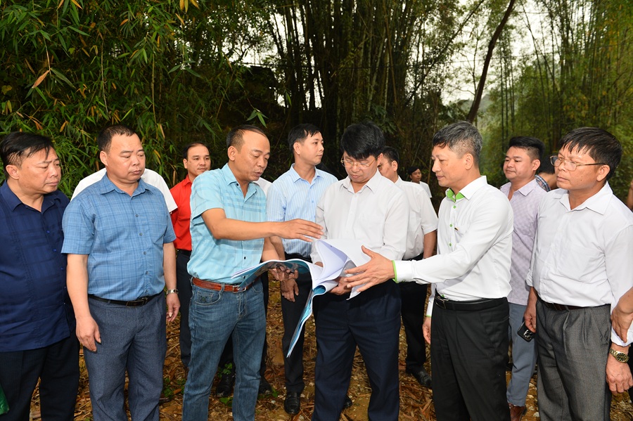 Lãnh đạo Nhựa Tiền Phong cùng lãnh đạo tỉnh Bắc Kạn, Hội Chữ thập đỏ tỉnh Bắc Kạn cùng nhà thầu thi công đang khảo sát trên khu vực xây cầu Nà Thoi