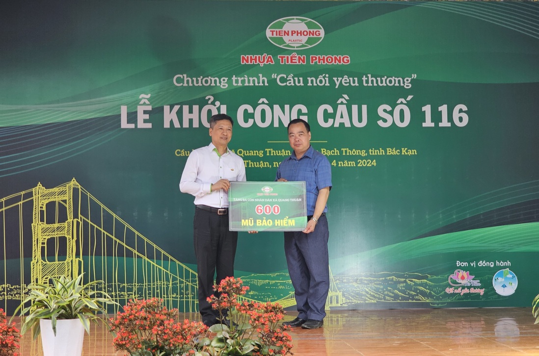 Ông Nguyễn Văn Thức, Phó Tổng giám đốc Công ty CP Nhựa Thiếu niên Tiền Phong đã trao tặng 1.600 chiếc mũ bảo hiểm cho Hội chữ thập đỏ tỉnh Bắc Kạn và toàn thể người dân xã Quang Thuận