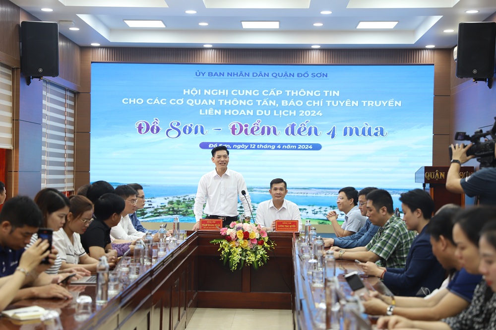 Ông Phạm Hoàng Tuấn, Phó chủ tịch UBND quận Đồ Sơn phát biểu tại buổi họp báo
