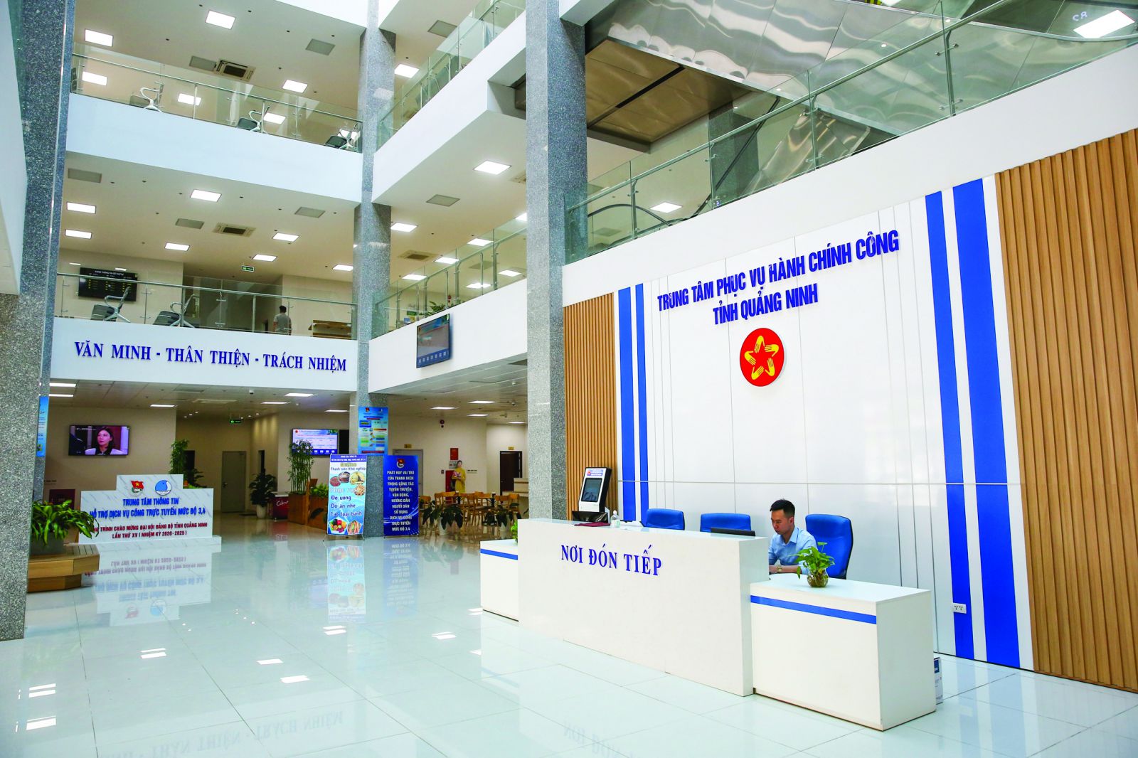 Trung tâm Phục vụ hành chính công tỉnh Quảng Ninh là nơi thực hiện tiếp nhận và giải quyết thủ tục hành chính cho người dân. Ảnh: Cổng thông tin điện tử tỉnh Quảng Ninh