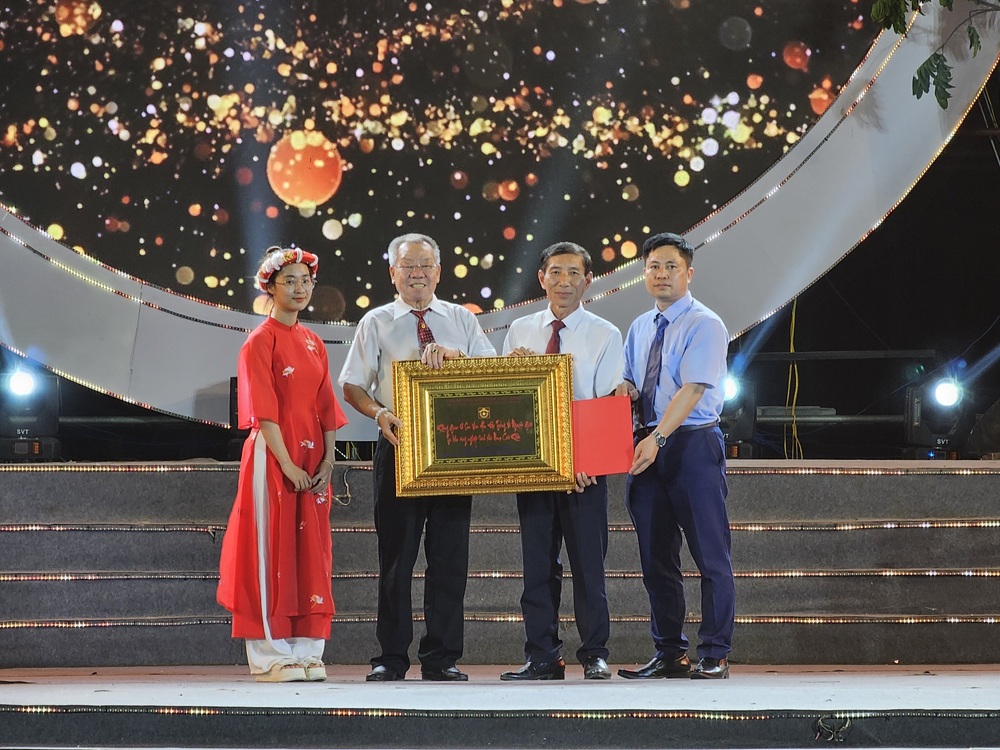 Hội Di sản Văn hoá Việt Nam trao bảng vàng và chứng nhận không gian Di sản văn hoá Đại tướng Võ Nguyên Giáp tại KCN Nam Cầu Kiền