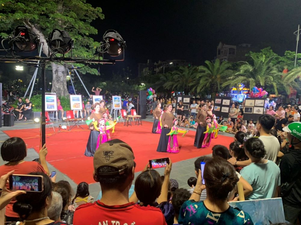 Tiết mục biểu diễn tại vườn hoa Nguyễn Trãi thu hút đông đảo du khách và công chúng thành phố tham dự
