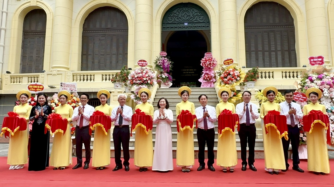 Các đại biểu cắt băng khai mạc trưng bày Bảo vật quốc gia - Sưu tập An Biên. Ảnh: Thanh Sơn