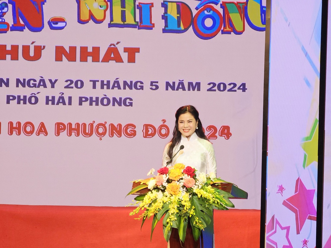 Bà Trần Thị Hoàng Mai, Giám đốc Sở Văn hóa và Thể thao Hải Phòng phát biểu chào mừng Liên hoan. Ảnh: Thanh Sơn