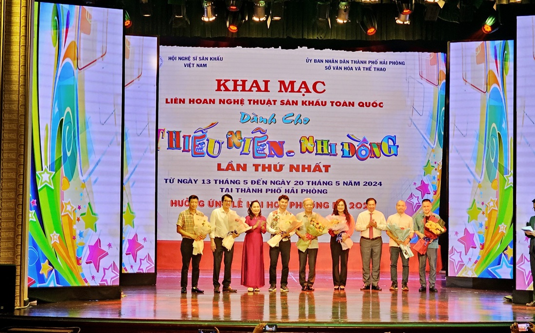 Ban giám khảo của Liên hoan nghệ thuật sân khấu toàn quốc dành cho thiếu niên nhi đồng lần thứ nhất năm 2024. Ảnh: Thanh Sơn