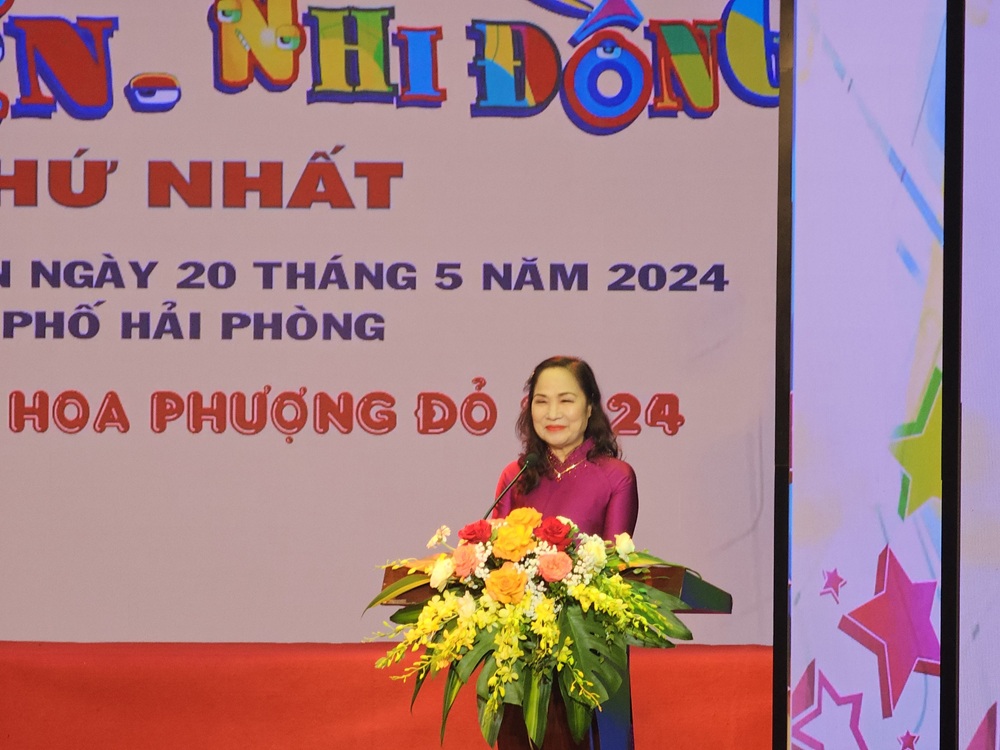 NSƯT Trịnh Thuý Mùi, Chủ tịch Hội nghệ sĩ sân khấu Việt Nam phát biểu khai mạc Liên hoan