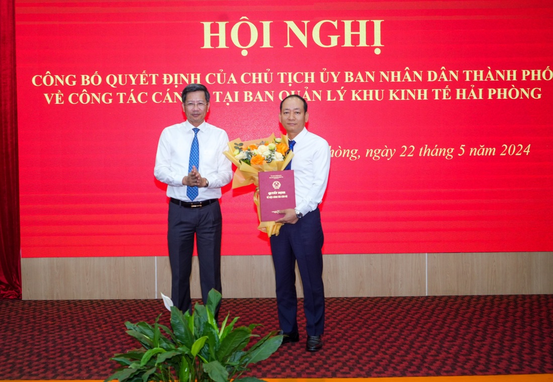 Ông Lê Anh Quân, Phó Chủ tịch Thường trực UBND Thành phố Hải Phòng trao Quyết định và tặng hoa cho tân Phó trưởng ban Ban quản lý Khu kinh tế Hải Phòng Nguyễn Quang Minh