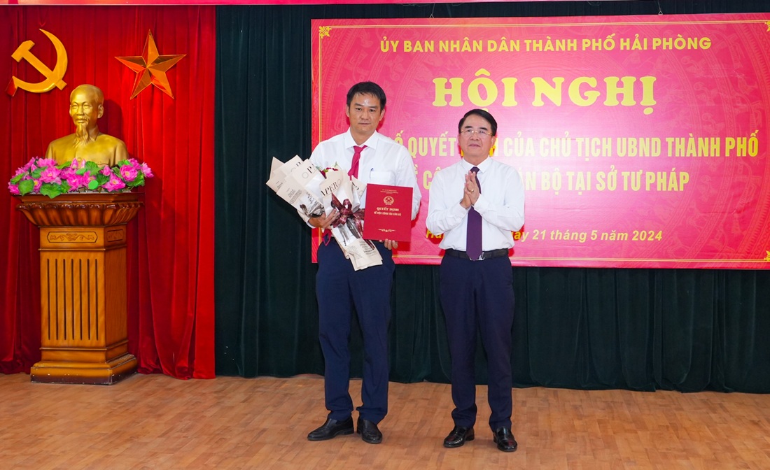 Ông Lê Khắc Nam, Phó chủ tịch UBND Thành phố Hải Phòng trao Quyết định và tặng hoa chúc mừng tân Phó giám đốc Sở Tư pháp Trần Đức Huấn
