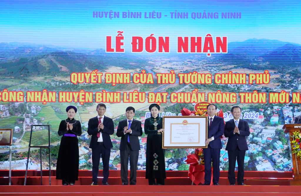 Lễ đón nhận Quyết định công nhận huyện Bình Liêu đạt chuẩn nông thôn mới tháng 3/2024. Ảnh: Quảng Ninh Portal