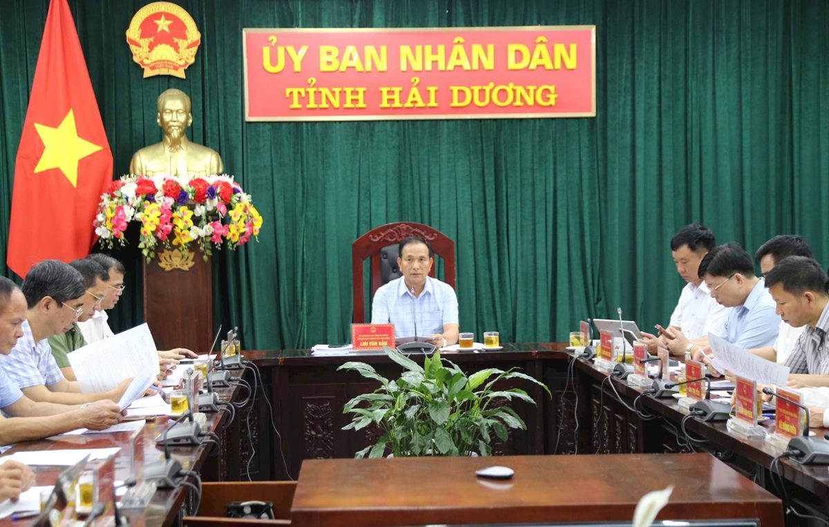 Phó Chủ tịch Thường trực UBND tỉnh Hải Dương Lưu Văn Bản chủ trì phiên họp xem xét Đề án về thành lập Khu kinh tế chuyên biệt. Ảnh-