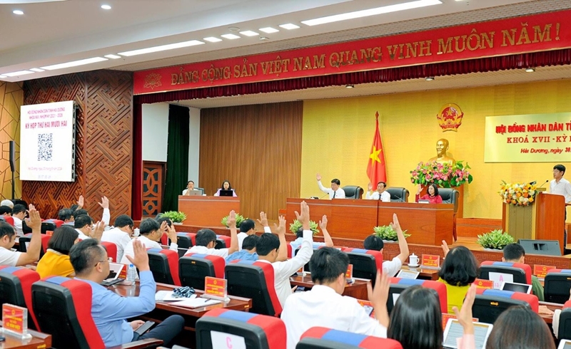 Các đại biểu biểu quyết thông qua nghị quyết Kỳ họp thứ 22 HĐND tỉnh Hải Dương khóa XVII