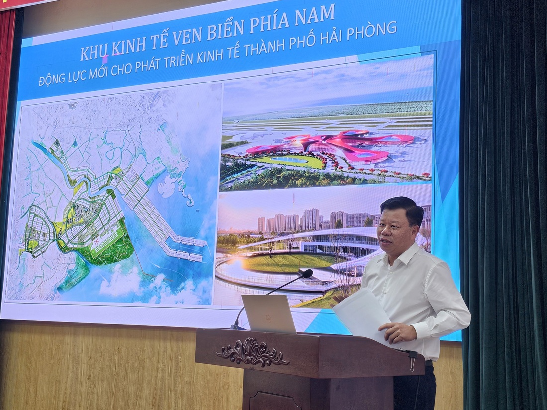 Ông Lê Trung Kiên, Trưởng Ban Quản lý Khu kinh tế Hải Phòng giới thiệu, cung cấp thông tin về kết quả thu hút FDI trên địa bàn thành phố, đề án thành lập KKT ven biển phía Nam Thành phố
