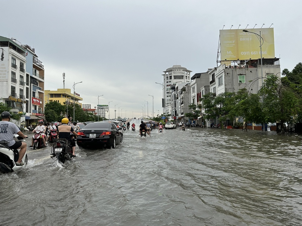 Trận mưa lịch sử kết hợp triều cường ở Hải Phòngngày 9.6 khiến nhiều nơi phố hoá thành sông. Ảnh đường Lạch Tray
