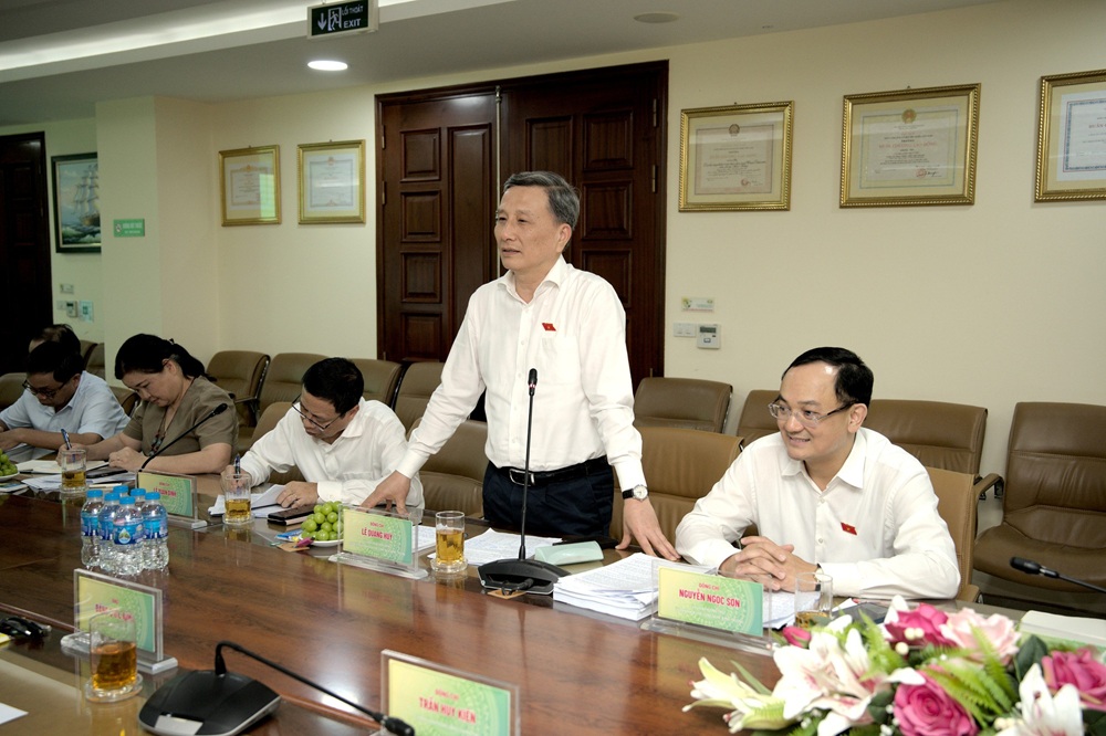 Ông Lê Quang Huy, Chủ nhiệm Ủy ban KH, CN&MT phát biểu tại buổi làm việc với Nhựa Tiền Phong
