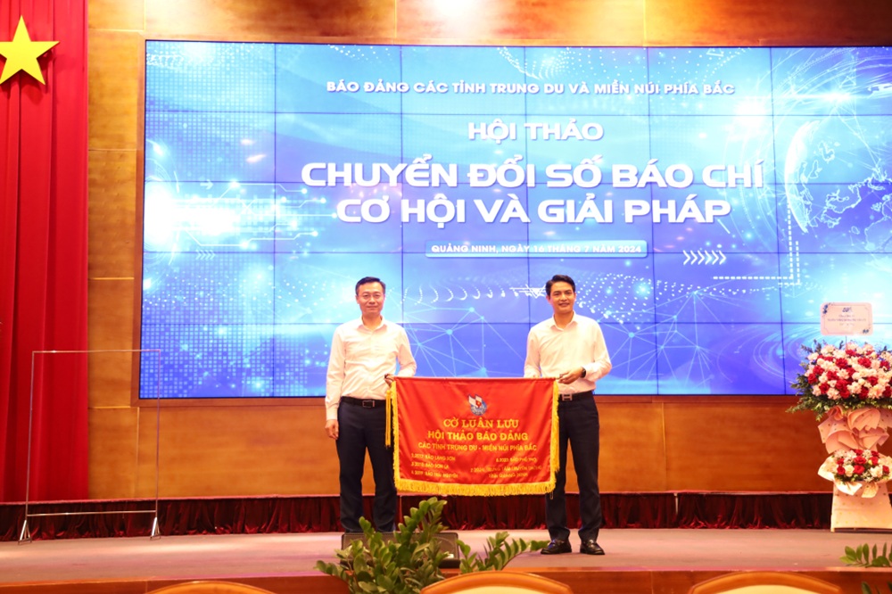 Lãnh đạo Trung tâm Truyền thông tỉnh Quảng Ninh trao cờ luân lưu cho lãnh đạo Báo Lào Cai - Đơn vị đăng cai Hội thảo Báo Đảng các tỉnh khu vực trung du, miền núi phía Bắc lần thứ XXIV - năm 2025. Ảnh: Báo Quảng Ninh