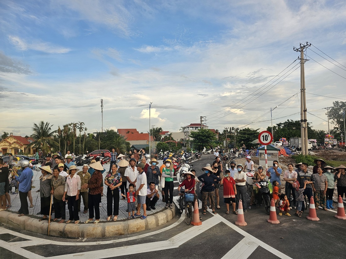 Người dân phấn khởi khi cầu Bến Rừng được thông xe. Ảnh - Thanh Sơn