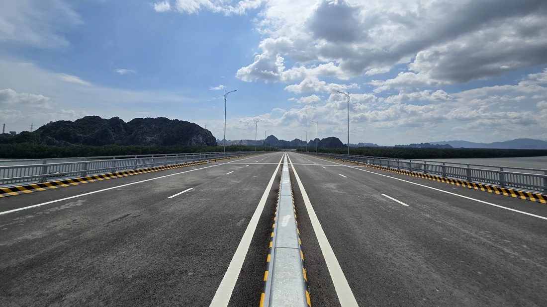 Đường dẫn cầu Bến Rừng (phía Quảng Ninh) dài 2,2km nối từ cầu Bến Rừng đến nút giao tỉnh lộ 338 (xã Sông Khoai, thị xã Quảng Yên)