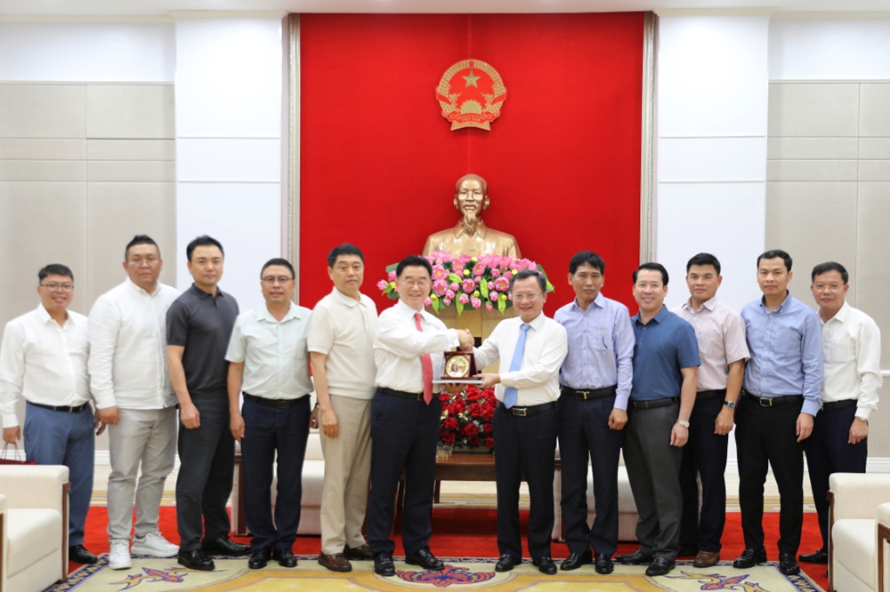 Ông Cao Tường Huy, Chủ tịch UBND tỉnh Quảng Ninh chào đón Hiệp hội KGA cùng các nhà đầu tư đến từ Hàn Quốc. Ảnh: Đỗ Phương