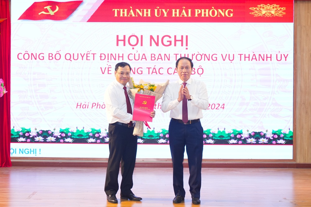 Bí thư Thành uỷ Lê Tiến Châu trao Quyết định và tặng hoa chúc mừng ông Phạm Hưng Hùng, tân Bí thư Huyện ủy Thủy Nguyên