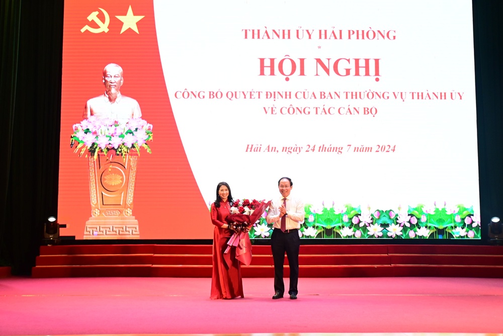 Bí thư Thành ủy Hải Phòng trao quyết định điều động cho bà Nguyễn Thị Thu, tân Bí thư Quận ủy Hải An