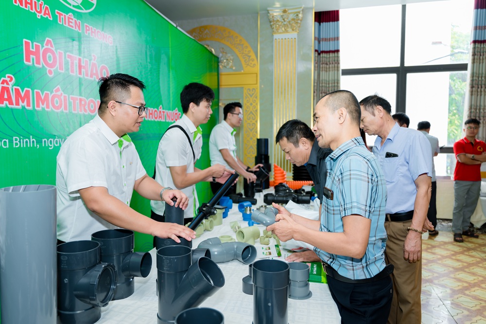 Các khách hàng tại Hòa Bình tới dự hội thảo và tham quan gian trưng bày sản phẩm của Nhựa Tiền Phong