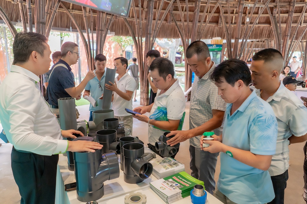 Các khách hàng tại Sơn La tới dự hội thảo và tham quan gian trưng bày sản phẩm của Nhựa Tiền Phong