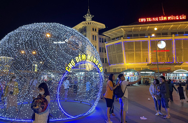 Các sản phẩm du lịch biển đảo, Chợ đêm, phố đị bộ của thành phố Móng Cái hấp dẫn du khách.