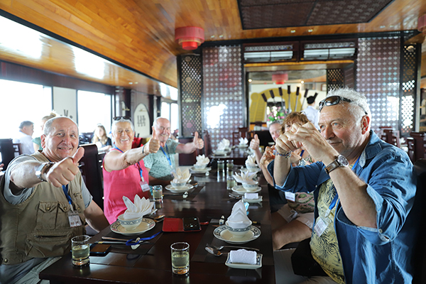 Quảng Ninh đã ghi nhận đón khách quốc tế trở lại thăm quan vịnh Hạ Long.