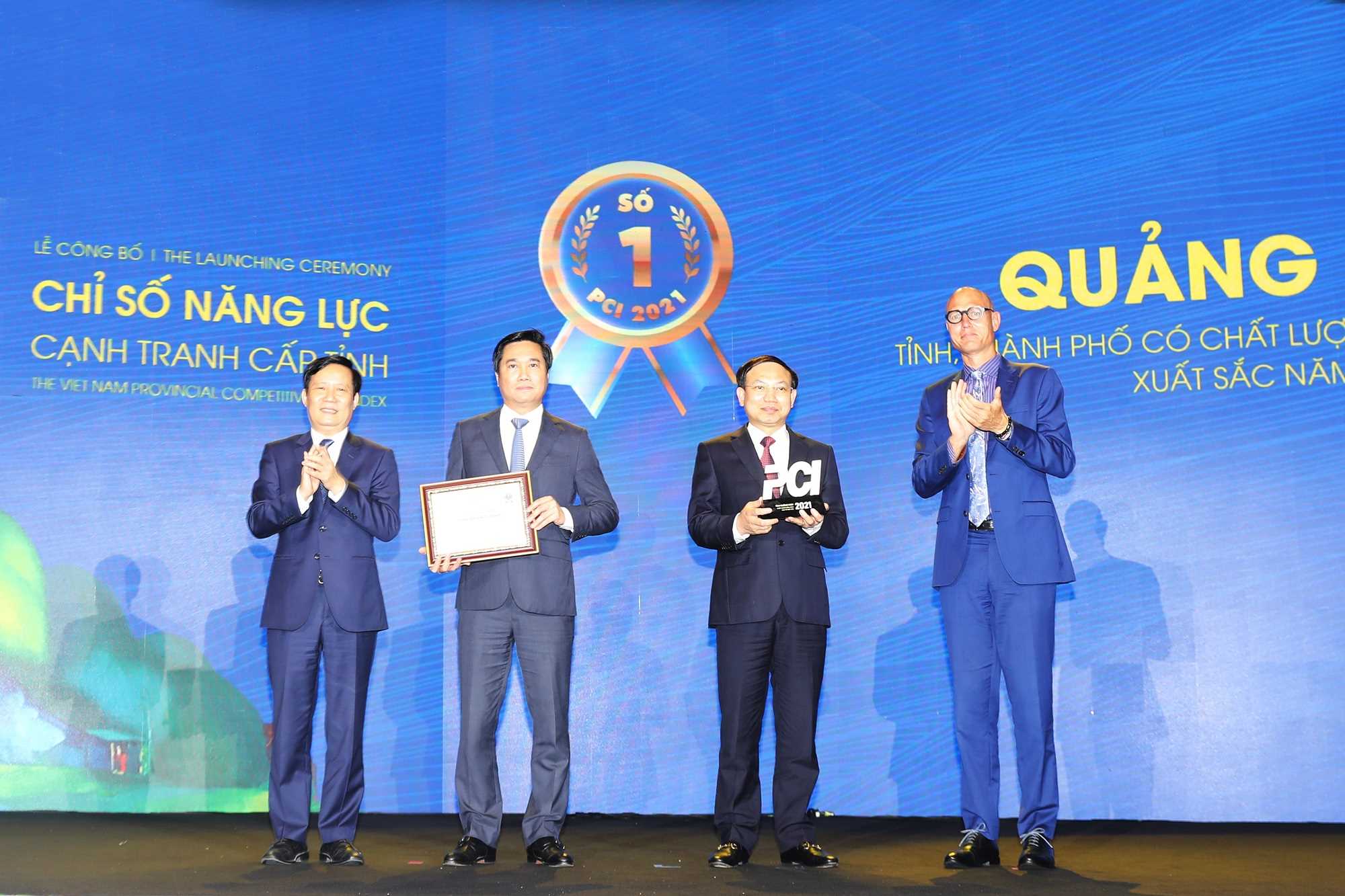 Lãnh đạo tỉnh Quảng Ninh nhận cúp quán quân PCI danh giá lần thứ 5 liên tiếp.