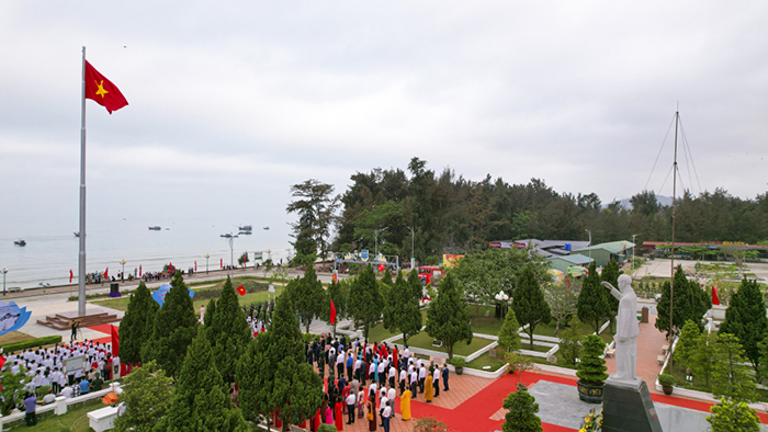 Cột cờ chủ quyền được xây dựng trước khuôn viên Tượng đài Bác Hồ. Ảnh: Hùng Sơn.