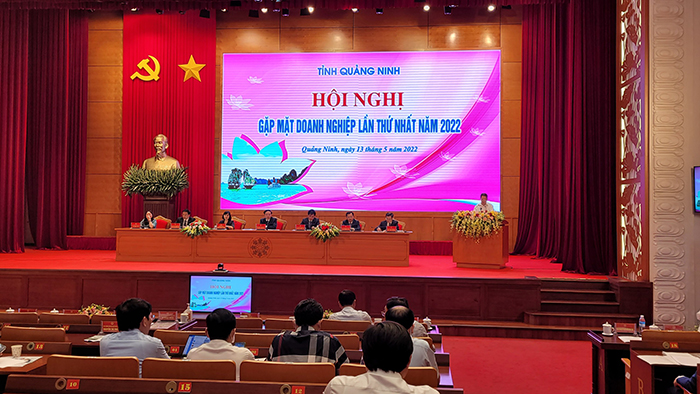 Lãnh đạo tỉnh Quảng Ninh lắng nghe và giải đáp các kiến nghị của doanh nghiệp tại Hội nghị. Ảnh: Thu Lê.