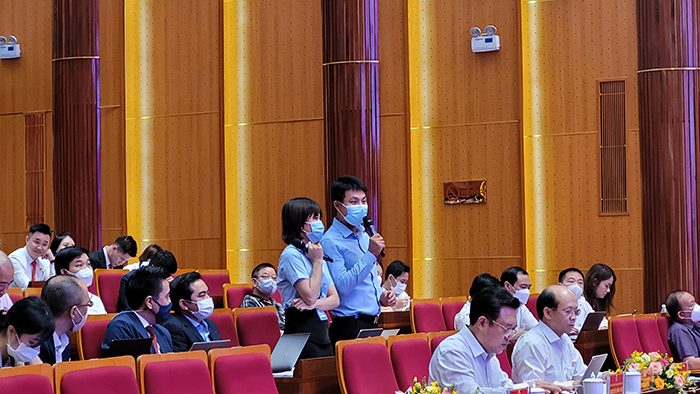 Đại diện của Jinko Solar Việt Nam nêu vấn đề thiếu điện sản xuất tại Hội nghị. Ảnh: Thu Lê.