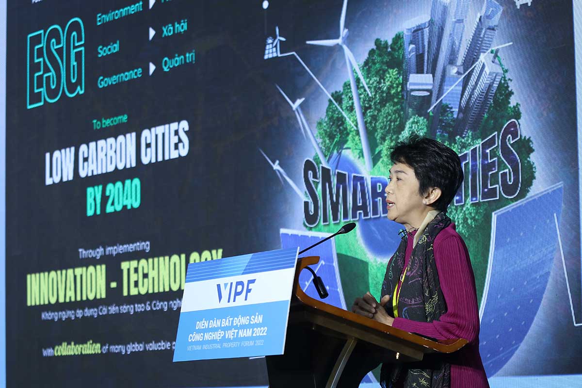 Bà Somhatai Panichewa, Tổng giám đốc diều hành Amata Việt Nam chia sẻ kinh nghiệm xây dựng thành phố công nghiệp thông minh tại Diễn đàn.