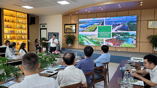 Ông Phạm Hồng Điệp, Chủ tịch Công ty CP Shinec chia sẻ tạo về quá trình xây dựng KCN Nam Cầu Kiền thành KCN sinh thái.
