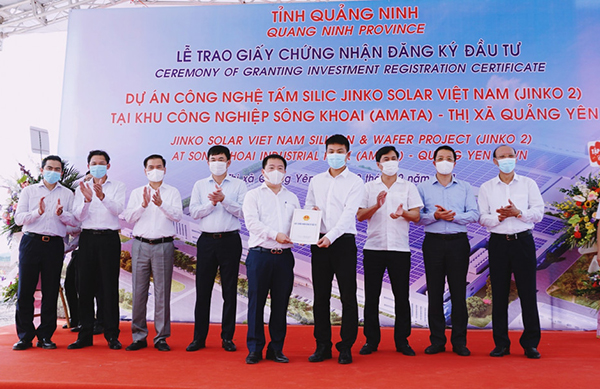 Lãnh đạo BQL Khu Kinh tế Quảng Ninh trao giấy chứng nhận đăng ký đầu tư cho đại diện Công ty TNHH Công nghệ Jinko Solar Việt Nam.